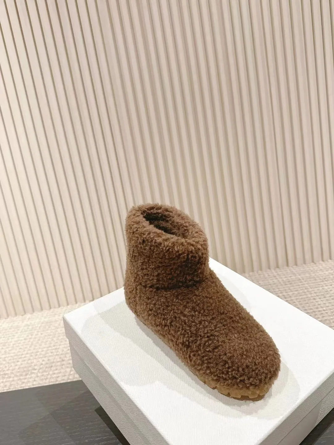 👟👟Ex-factory price 560👟👟 Prada*Prada 2024ss new autumn and winter straight snow boots wool short boots. The fashionable and elegant design presents a classic silhouette. No matter what the situation is, the home court belongs only to you!  Fabric: Customized wool Lining: Customized wool Hardware: Original hardware 1:1 molding Outsole: Original molded raw rubber outsole Code number: 35-40 (customized 40 pieces are not returnable)